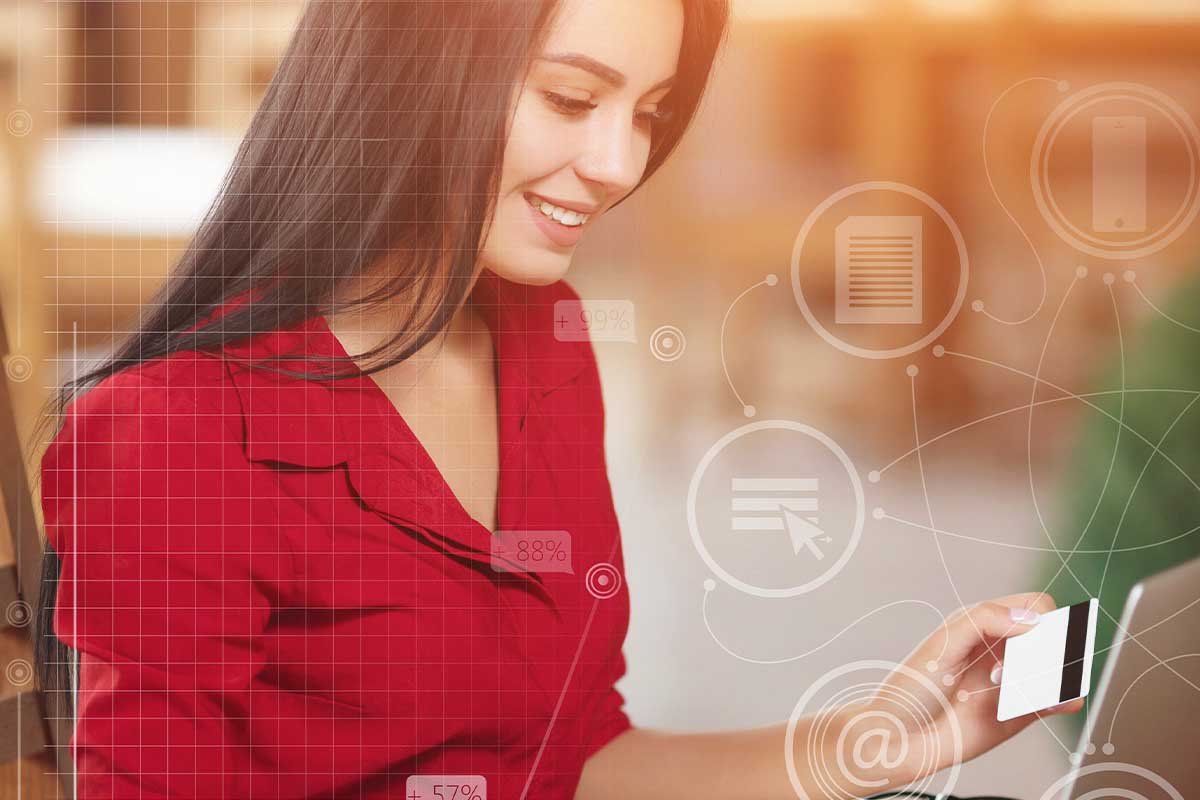 Una mujer está usando una computadora portátil para automatizar el marketing digital.