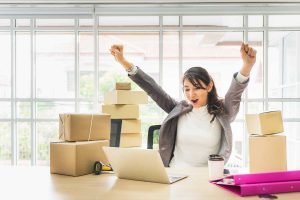 Una mujer está sentada en su escritorio administrando campañas de marketing por correo electrónico.