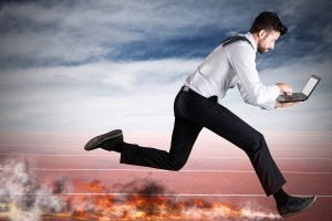 Un hombre de negocios corriendo con una computadora portátil en llamas mientras acelera su estrategia de negocios en Facebook.