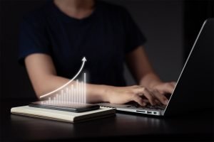 Una mujer está usando una computadora portátil para optimizar las campañas de anuncios de Facebook.