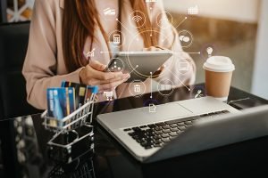 Una mujer que usa una computadora portátil con herramientas de embudo de ventas en línea.