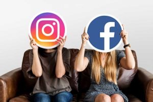 Dos mujeres con logotipos de Facebook e Instagram en un sofá.