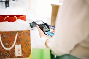 Una mujer utiliza una tarjeta de crédito en una pequeña tienda.