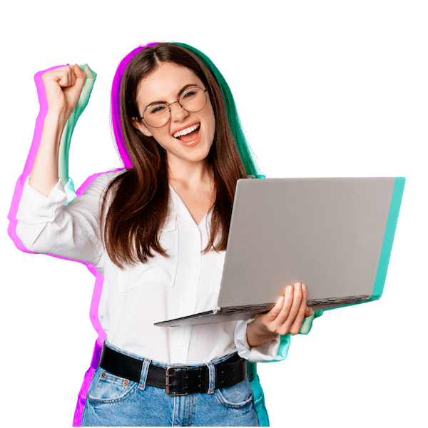 Una mujer levantando el puño mientras sostiene una computadora portátil en una agencia de marketing.