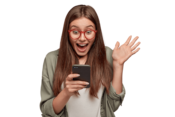 Una mujer con gafas sosteniendo un teléfono inteligente y agitando la mano.