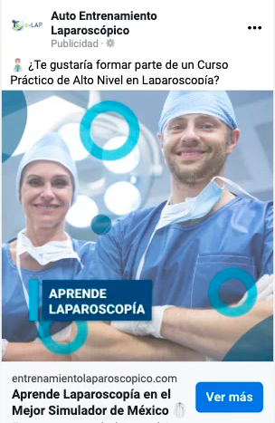 Dos profesionales médicos con atuendo quirúrgico sonríen a la cámara. El texto de la imagen promociona un curso práctico de laparoscopia y formación con simulador en México.
