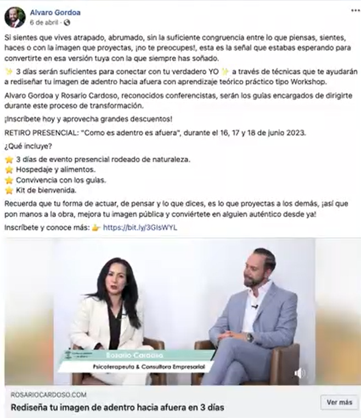 Dos personas sentadas en sillas mantienen una discusión delante de un fondo liso, con una pancarta promocional de un taller de desarrollo personal debajo.