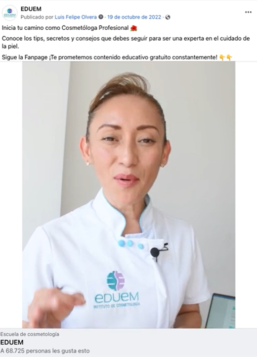 Una mujer con uniforme blanco de cosmetóloga habla a la cámara, promoviendo la educación profesional sobre el cuidado de la piel para EDUEM en una publicación en las redes sociales.